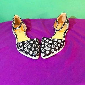Black and White Flower Flats